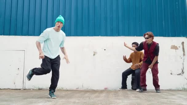Mladý Pouliční Tanečník Tančí Stylu Hip Hopu Multikulturními Přáteli Kteří — Stock video