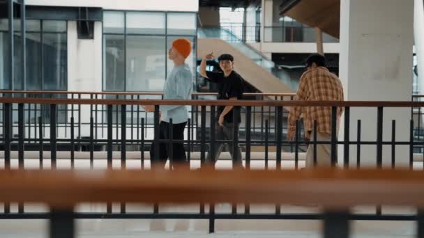 Multikulturell Hipster Grupp Promenader Medan Dansar Modern Korridor Attraktiv Break — Stockvideo