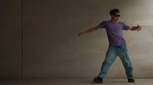 Bailarín Callejero Inteligente Experto Practica Movimiento Boy Edificio Con Fondo — Foto de Stock