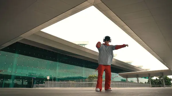 Motion Shot Hipster Profesional Escuchando Música Mientras Realiza Danza Freestyle —  Fotos de Stock