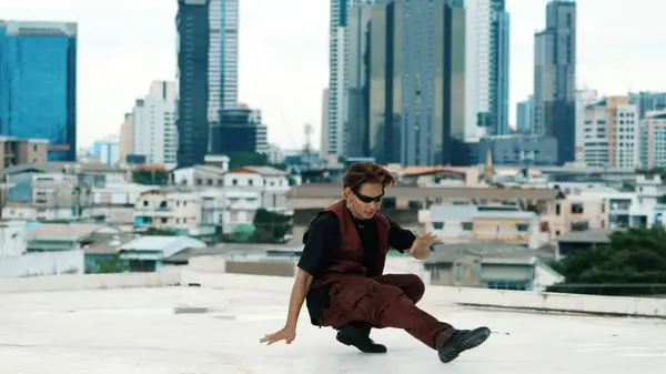 Profesional Asiático Break Dance Práctica Boy Dance Mientras Amigos Multiculturales —  Fotos de Stock