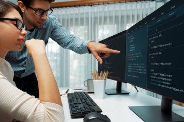 Takım becerisi geliştiricileri programı en yeni kodlama yaratıcı web sitesi planlama yazılım projesini iki bilgisayar ekranında düşünerek, ofiste tam yığın veri analizi ile karşılaştırıldığında. Varsayım.