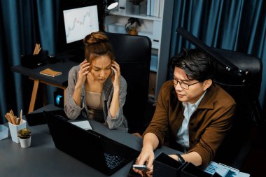 Modern ofiste gece geç saatlerde e-posta verilerini kontrol etmek için sekreterli cep telefonu müşterisine odaklanan satış müdürünün ciddi yüzü. Aşırı çalışan problem projesi kavramı. İnfobahn.