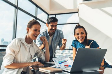 Bir grup mutlu iş adamı başarılı projelerini kutluyor. Profesyonel iş adamları modern ofisteki projeleriyle gurur duyuyorlar. Başarılı takım çalışması, mutlu iş arkadaşı, iş yeri. İzleme.