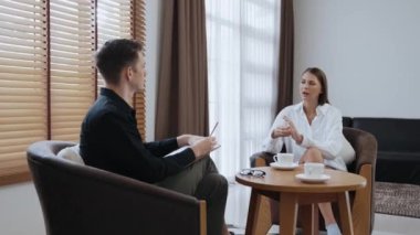 Psikolojik konsültasyon zihinsel problemde iyileşme kaydediyor, genç hasta terapi seansında, psikiyatrist de akıl hastalıkları konusunda tanı koyuyor. Zihinsel tedavi seansı. Düzenle