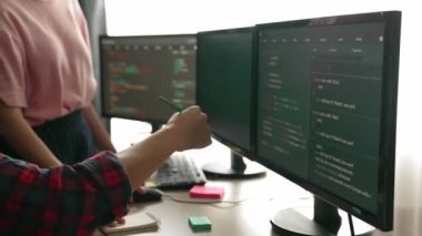 Bilgisayar programlama için arka uç yazılım geliştirici mühendisi. Yazı yazma kodlarını ayıklamak için birlikte çalışıyorlar. Ofisteki monitörde karmaşık algoritmaları çözüyorlar. Filizlenen