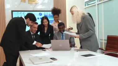 Çeşitli ofis çalışanları ve çalışanları mutlu ve heyecanlı hissediyorlar ve iyi takım çalışması ve olumlu tutumları nedeniyle kutlama yapıyorlar. Süslü işyerlerindeki iş başarısına katkıda bulunuyorlar.