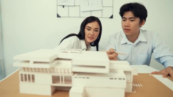 Pendekatan Tim Insinyur Arsitektur Terampil Mengukur Dan Memutuskan Model Rumah — Stok Video