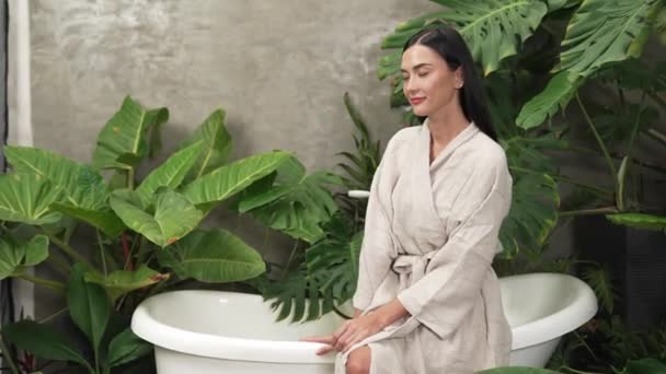 Tropical Exotic Spa Garden Bathtub Modern Hotel Resort Young Woman — стоковое видео