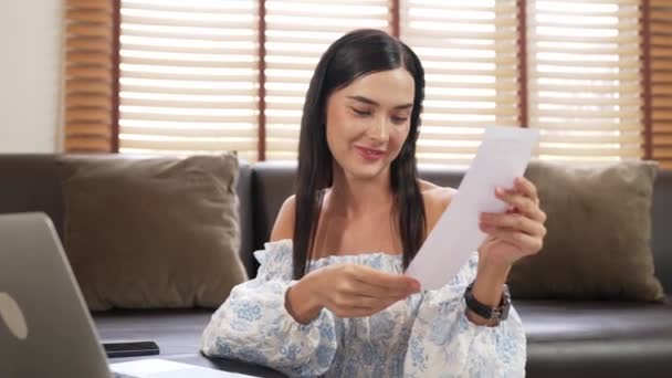 Szczęśliwa Kobieta Siedzi Kanapie Uśmiechnięta Płacąc Rachunki Kartą Kredytową Doceniając — Wideo stockowe