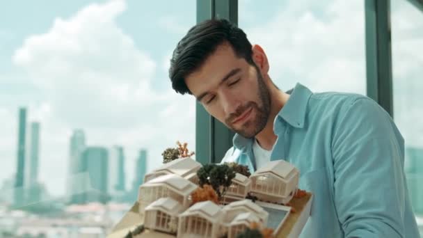 Großaufnahme Von Qualifizierten Jungen Gutaussehenden Kaukasischen Architekten Lift Haus Modell — Stockvideo