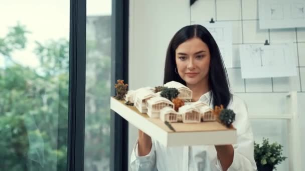 Zbliżenie Wykwalifikowanych Młodych Pięknych Białych Architektów Podnoś Dom Model Lewy — Wideo stockowe