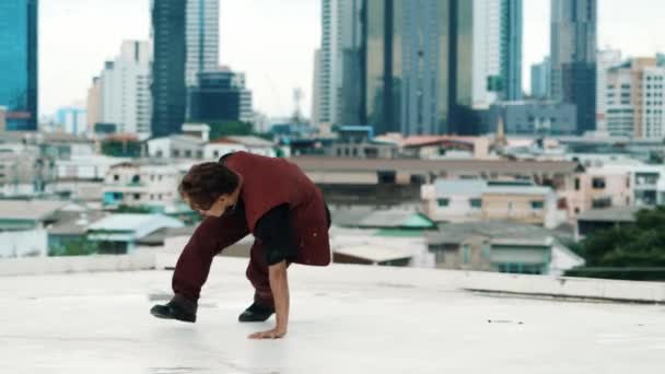 Boy Tánc Előadás Profi Utcai Táncos Tetőn Égi Bunyós Városi — Stock videók