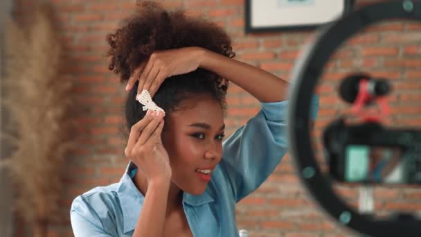 Kobieta Influencer Strzelać Żywo Streaming Vlog Wideo Recenzja Spinki Włosów — Wideo stockowe