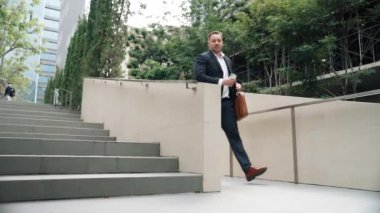 Green Echo City 'de aceleyle merdivenlerden çıkan zeki bir iş adamı. İş yerine giderken önemli bir toplantıya geç kalmadığı için endişeli proje yöneticisi acele ediyor. Yaşam tarzı. Urbane.