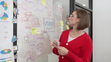 Liderlik eden genç ve güzel iş kadınının yakın çekimi, yaratıcılık toplantısı sırasında rockçı çıkartmasını sunar. Amaç, amaç, amaç ve cam üzerinde roket uçuşu. Tertemiz..