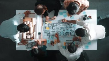 Proje yöneticisi ya da inşaat mühendisinin planlama ve planlama binasında yazışmalarının üst düzey görüntüsü. Toplantı masasında birlikte çalışan mimarın belgeyle birlikte havadan görünüşü. Hizalama.