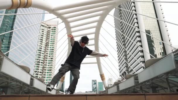 Jonge Aziatische Hipster Tonen Voetstap Het Centrum Van Stad Omgeven — Stockvideo