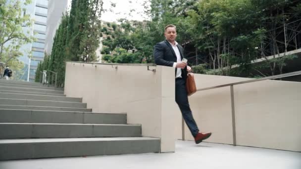 Занепокоєний Розумний Бізнесмен Бігає Сходами Поспішаючи Зелене Еко Місто Тривожний — стокове відео