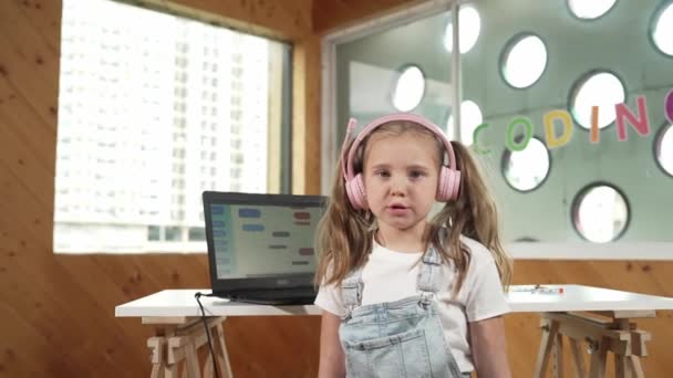 Běloch Unavený Dívka Znuděný Zatímco Notebook Displej Inženýrství Prompt Programovací — Stock video