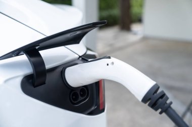 Elektrikli taşıt teknolojisi konut alanı ya da EV akü şarjı için ev şarj istasyonu olarak kullanılır. Gelecekteki çevre için temiz ve sürdürülebilir enerji ile çevre dostu ulaşım. Eşzamanlama