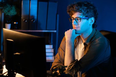 Genç işadamı, Neon Light Modern Ofis 'te yaratıcı bir başlangıç projesi için bilgisayara odaklanıyor. Düşünüyorum da, pazarlama ağı yaratıcıdan pazar kanalı tasarım konseptine çevrimiçi planlama. Toplayıcı.