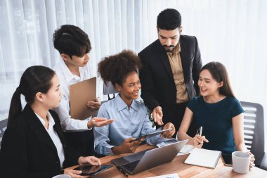 Mutlu iş adamları birlikte çalışır, şirket ofisinde tartışırlar. Profesyonel ve çeşitlilik takım çalışması iş planını bilgisayarda tartışır. Modern çok kültürlü ofis çalışanı. Uyum