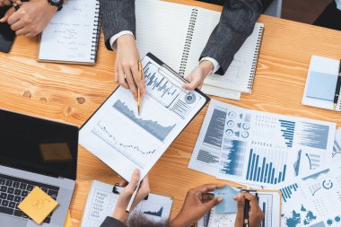 Analist ekibiyle düz görünüm çalışma alanı ahşap masası işletme stratejisi planlamak için BI gösterge paneli verilerini kullanın. İş adamları pazarlama göstergesi olarak FIntech 'in veri analizini kullanır. Uyum
