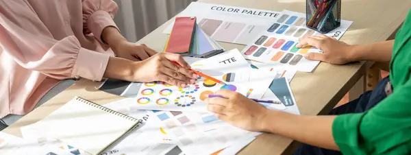 Imagen Recortada Diseñadores Interiores Profesionales Discutir Lluvia Ideas Color Tema — Foto de Stock