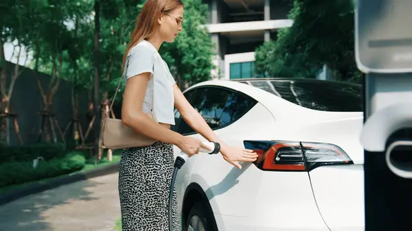 Young Woman Recharge Electric Car Battery Residential Area Charging Station — Stock Photo, Image