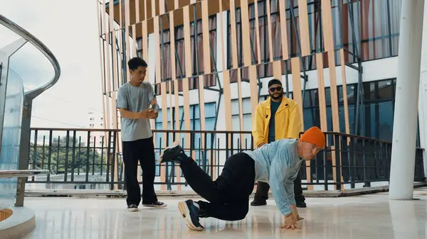 Hip Hop Danza Gruppo Break Dance Mentre Amico Multiculturale Circondato — Foto Stock