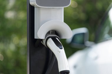 Platform enerji sosunu şarj etmek için şarj prizi takılı EV şarj istasyonu kapatıldı. Daha iyi bir gelecek için çevre dostu EV araba için alternatif temiz ve sürdürülebilir enerji. Eşzamanlama