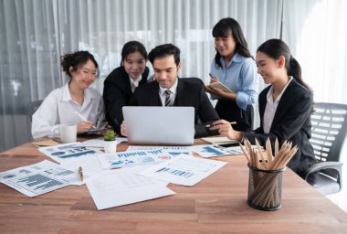 İş zekası grafiği, grafik ve istatistik raporlarını arka planda çalışan bulanık iş adamlarıyla ofis masasına odakla. Habiliment