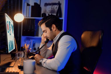 Akıllı iş adamı, telefon masasındaki ortağını ya da yatırımcıyı arıyor, hedef pazar veritabanı üzerinde tartışıyor, satış kanalı disiplinlerini analiz etmek için Neon Dark Light Room 'daki ürün servisini inceliyor. Tahmin et..