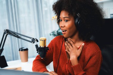Güzel Afrikalı kadın etkileyicilerin sunucu kanalı yeni dinleyicilerle yayın stüdyosunda konuşuyor. Canlı sosyal medyada yaşam koçu danışmanlığı zamanı. Tavsiye verme kavramı. Tatlandırıcı.