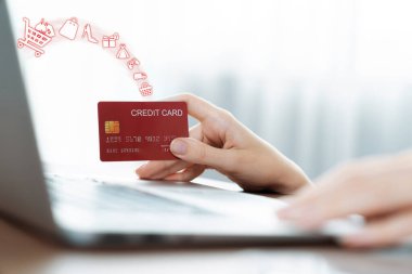 Hologram grafik arayüzlü kredi kartı olan müşteri çevrimiçi platform seçiyor. Nakitsiz teknoloji alışveriş envanterini kullanarak e-ticaret uygulaması açarken dizüstü bilgisayar kullanan tüketici. Siber Nakit.