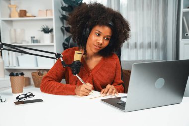 Güzel Afrikalı kadın sunucu kanalı çevrimiçi yayın yoluyla konuşuyor pazarlama öğretiyor, dinleyicileri canlı ya da çevrimiçi. İş yerindeki herhangi bir yer kavramı. Tatlandırıcı.