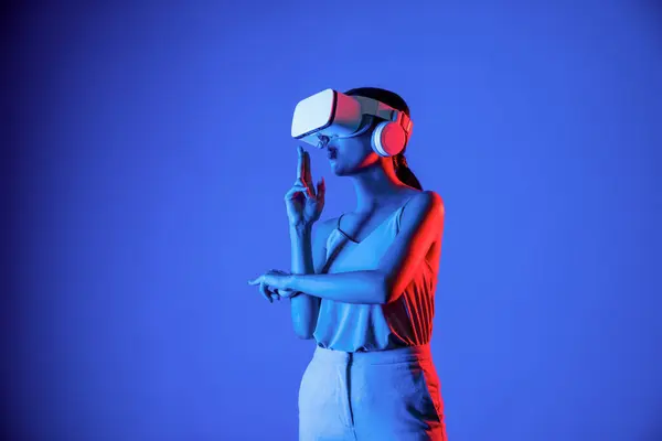 Inteligentna Kobieta Nosząca Zestaw Słuchawkowy Łączący Metawszechświatową Przyszłą Technologię Społeczności — Zdjęcie stockowe