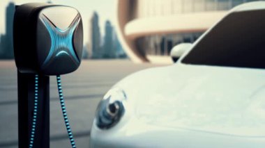 Modern ve fütüristik bina arka planında akıllı EV şarj istasyonundan elektrikli araba şarj oluyor. Alternatif ve sürdürülebilir enerji kullanan şarj edilebilir EV arabaların teknolojik gelişimi. İnceleyin
