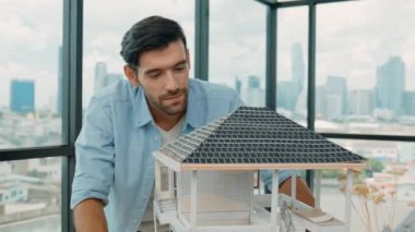 Modern ofiste gökdelen ve şehir manzaralı kalem ölçme modeli çatı uzunluğu kullanan profesyonel mimar mühendisi. Yetenekli proje yöneticisi ya da işadamı ev inşaatını kontrol ediyor. İzleme