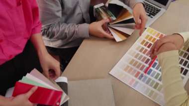 Profesyonel mimar ve iç mimarın yavaş çekim görüntüleri. İç mekan tasarımı için malzeme ve renk paleti sunumu. Müşteri denetimi ve denetimine dayalı. Değiştirilmiş