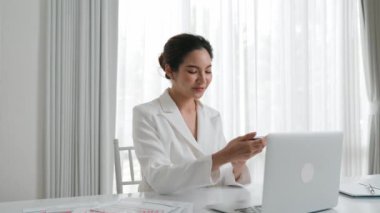 Mutlu ve hayat dolu gülümseyen Asyalı genç bir kadın borçtan kurtulduğu için heyecanlı. Bağımsızlığın ve finansal güvenliğin geleceği için gerekli mali özgürlüğün sağlanması