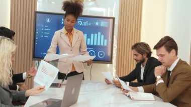Finansal veri sunumuna başlamadan önce üniversiteye ya da yatırımcıya kağıtlar hakkında iş istihbaratı dağıtırken BI Fintech kullanan analist ekibiyle ofis veya süs toplantı odasında sunum yapmak