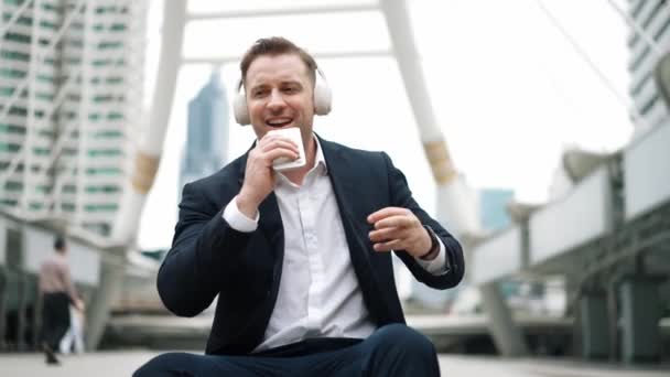 Professioneller Geschäftsmann Hört Kopfhörer Und Nimmt Telefonaufzeichnungen Auf Während Der — Stockvideo