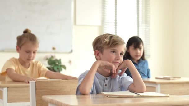 Biały Chłopiec Podnoszący Rękę Zadawanie Pytań Odpowiadanie Pytania Nauczycielowi Otoczonemu — Wideo stockowe