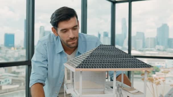 专业的建筑师工程师在现代化的写字楼里用铅笔测量模型屋顶的长度 具有摩天大楼 城市景观 熟练的项目经理或商人检查房屋的建造 小道消息 — 图库视频影像