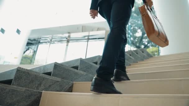 商人的腿被堵住了 走上楼梯 成功人士在探索新事物的同时走上楼梯 代表旅行 获得晋升 找到新工作 提高技能 膨胀剂 — 图库视频影像