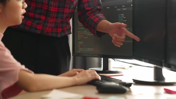 Slow Motion Back End Software Developer Manager Die Zijn Team — Stockvideo