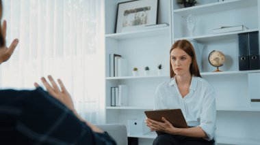 Mutlu hasta ve psikolog klinikte olumlu duygularla zihinsel sağlık sohbetlerini paylaşırken aynı zamanda klinikteki psikologlara başarılı bir iş ve hayatı açıklıyorlar.