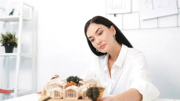 Nahaufnahme Von Qualifizierten Jungen Schönen Kaukasischen Architekten Lift House Modell — Stockfoto